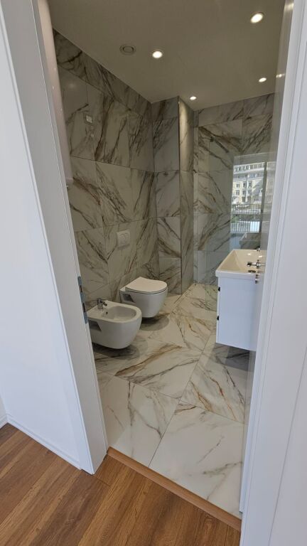 Ambient zyre me parkim per qira te Lake View, administrim i perfshire