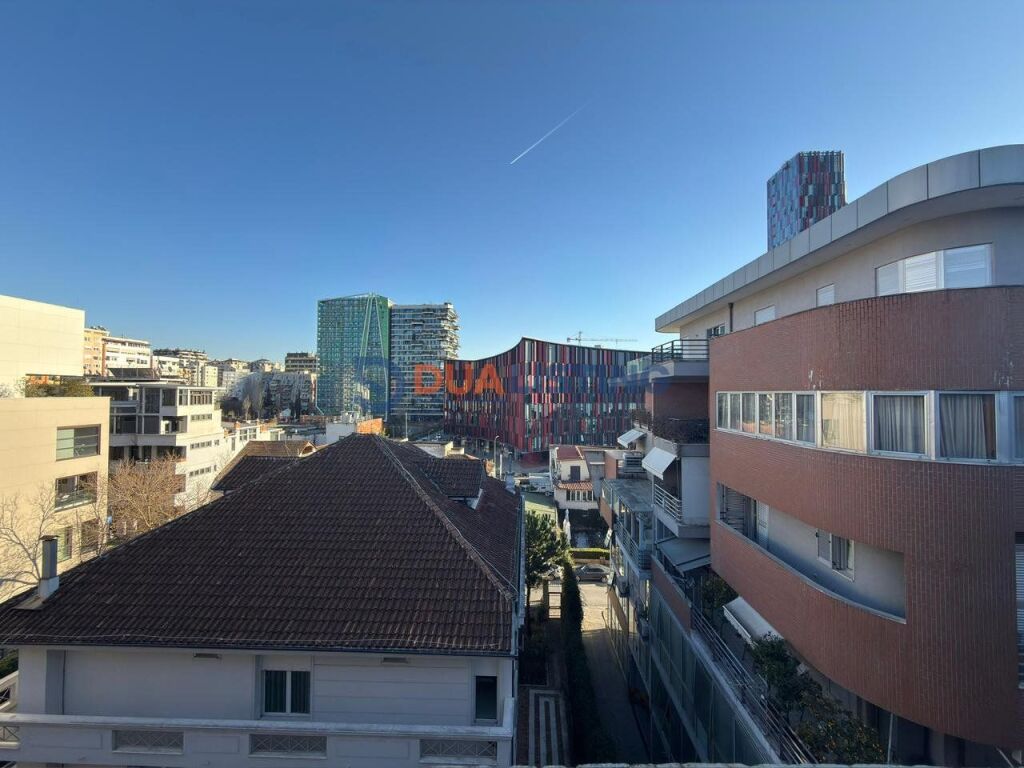 Shitet Apartament 3+1+2 + Verandë + Post Parkimi 📍 Pranë Coin, Rruga “Themistokli Germenji”