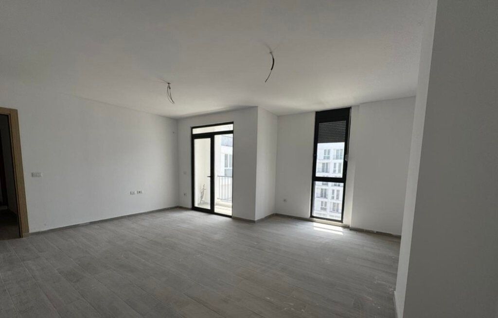 Shitet apartament 3+1, ne fund te rruges 5 Maj !
