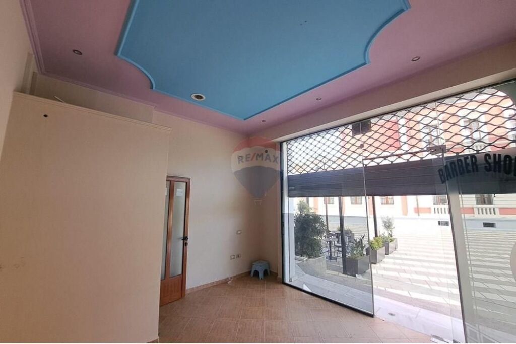 Dyqan në Shitje Pranë Bashkisë Vlorë, me Fasadë nga Sheshi Kryesor