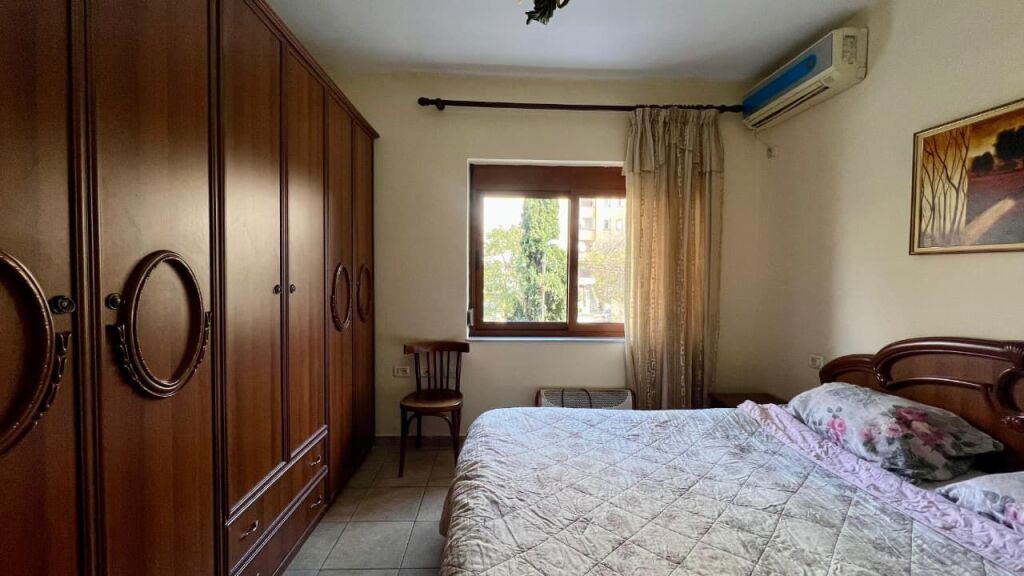 In Affitto: Appartamento 1+1 📍Brryl (Lato Boulevard) – 45.000 Lek – 60m² – 2° Piano || Accesso Rapido ai Punti Principali di Tirana 🚀