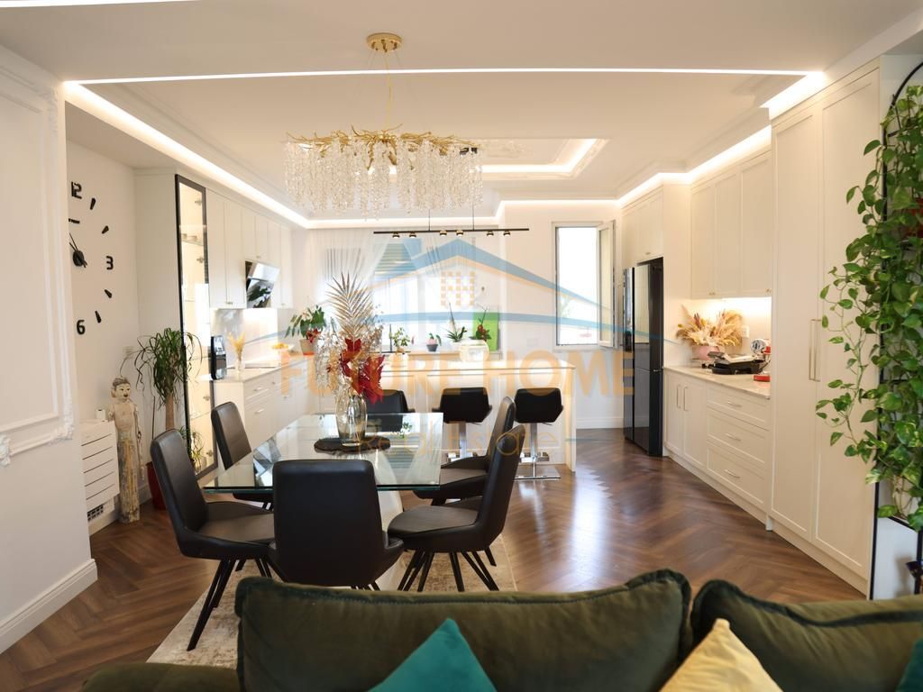 Shitet, Apartament 4+1+3+2Poste Parkimi, Rezidenca "EURO 3D", Tiranë.