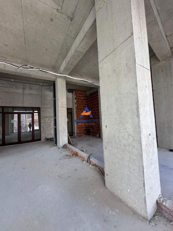 BUSINESS PREMISES FOR RENT 160M2 "RRUGA E BARRIKADAVE"230,000 LEKE