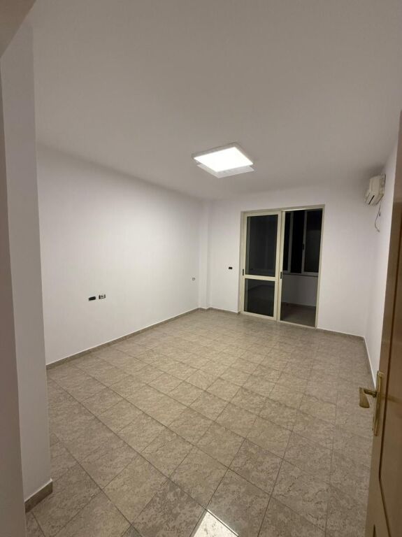 Ish-Bllok, Zyre per Qera - 2+1+2