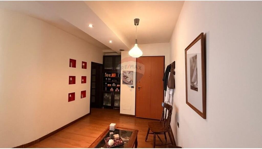 Zyrë - Për Qira - Ish Ekspozita, Tiranë