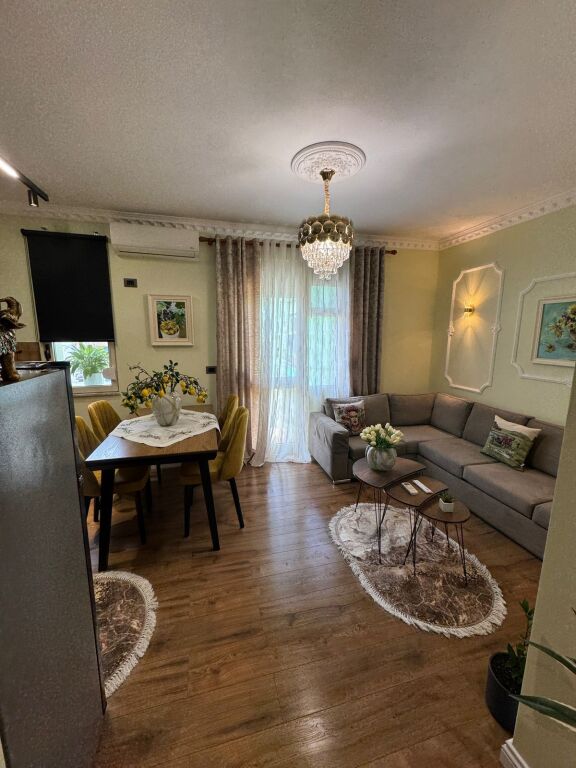 Jepet apartament me qera 1+1 muzeumi durres