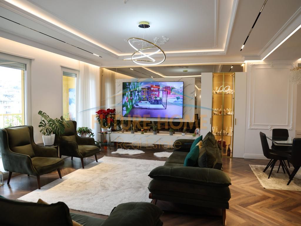 Shitet, Apartament 4+1+3+2Poste Parkimi, Rezidenca "EURO 3D", Tiranë.