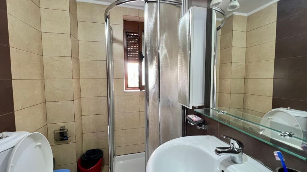 In Affitto: Appartamento 1+1 📍Brryl (Lato Boulevard) – 45.000 Lek – 60m² – 2° Piano || Accesso Rapido ai Punti Principali di Tirana 🚀