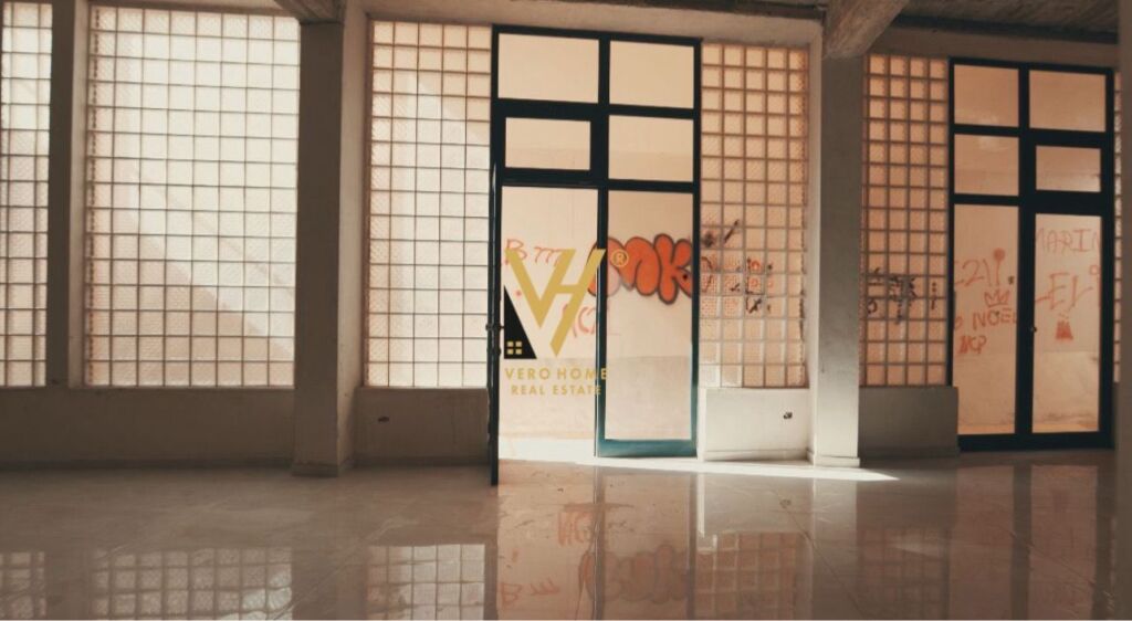 LOCALE COMMERCIALE DI 1.100 M2 IN AFFITTO AL KRISTAL CENTER 11.000 EURO