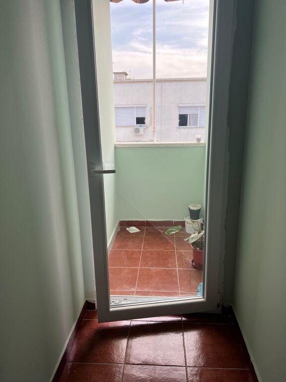 Appartamento 1+1 a Komuna e Parisit di fronte al Market Spar