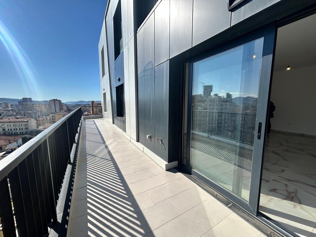 Jepet me qira apartament 2+1+2 me sipërfaqe totale 138.7 m² dhe verandë 27 m², në qendër të Tirana.