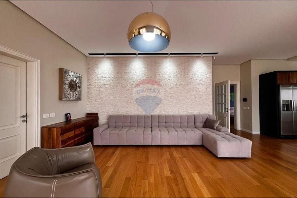 Apartament - Për Qira - Kopshti Botanik, Tiranë