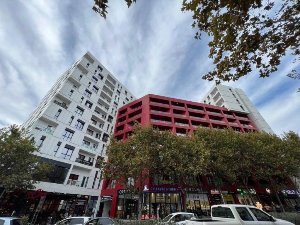 Zyrë / Ambient Biznesi me Qira – Farmacia 10, Tiranë