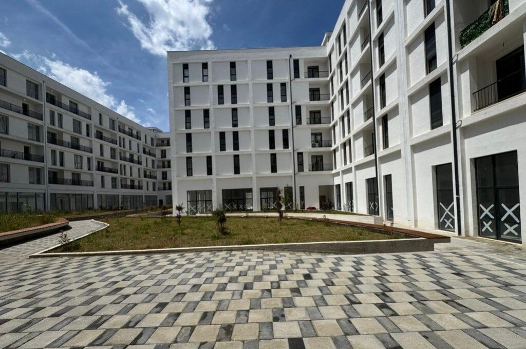 Shitet apartament 3+1, ne fund te rruges 5 Maj !