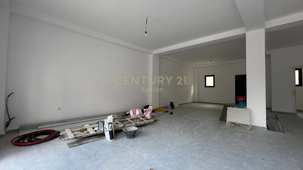 Vendesi commerciale in vendita vicino all'Hotel “Mondial”.