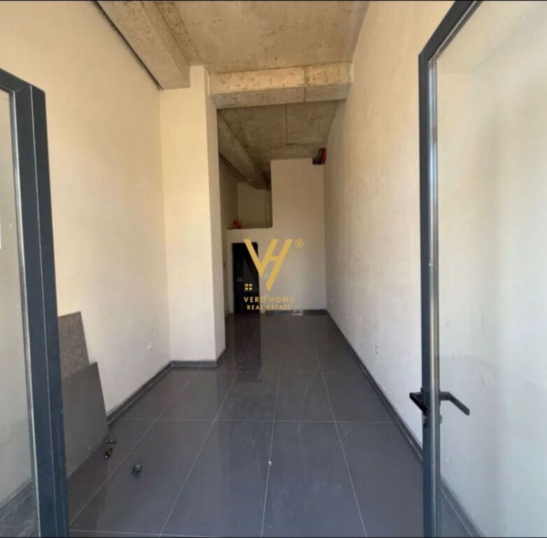 SHOP 32 M2 FOR RENT AT KOM.JOLLA, ASTIR 500 EURO