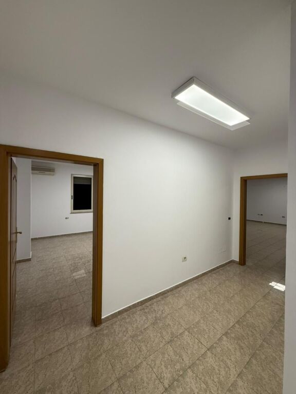 Ish-Bllok, Zyre per Qera - 2+1+2