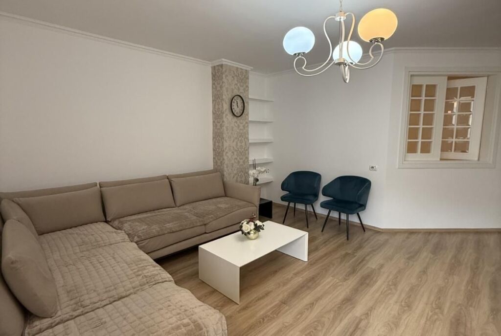 Ne Qender, Jepet Me Qira Apartament Ideal për Banim ose Zyra!