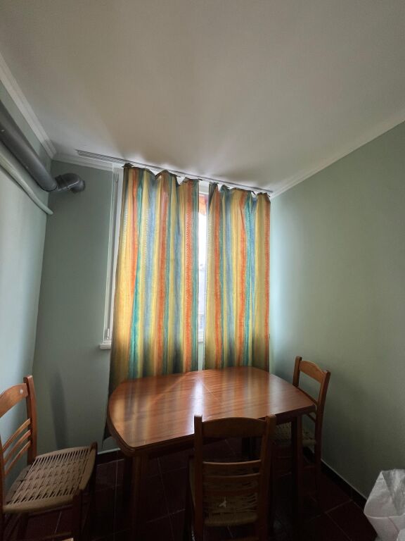 Appartamento 1+1 a Komuna e Parisit di fronte al Market Spar