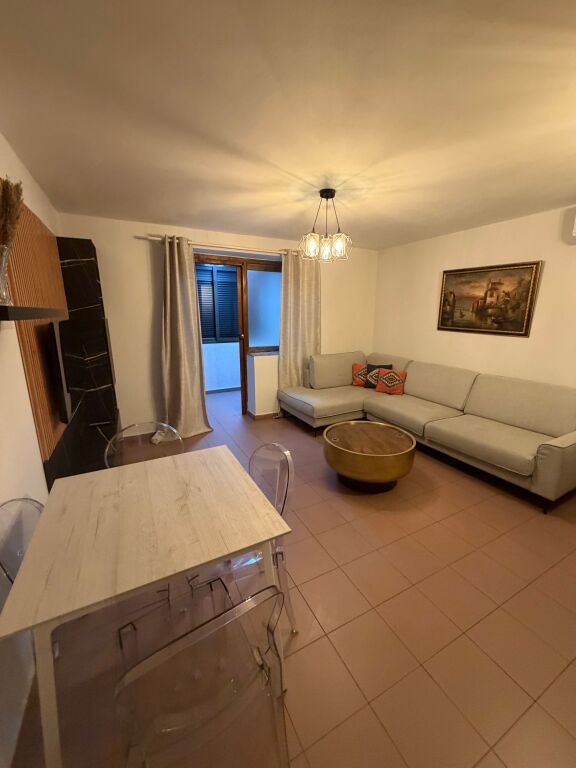 2+1,i mobiluar te rruge e durresit,600 euro