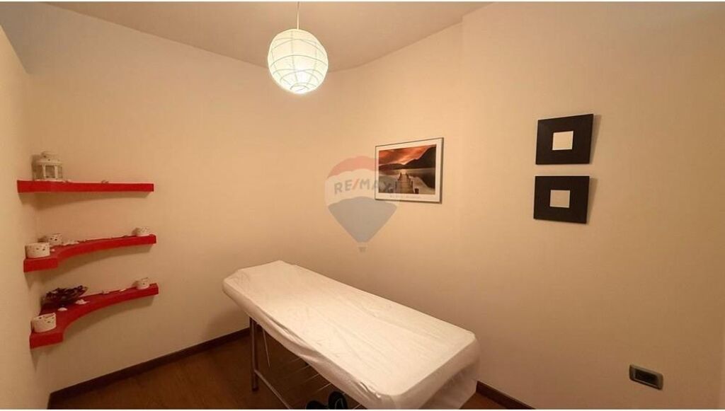 Zyrë - Për Qira - Ish Ekspozita, Tiranë