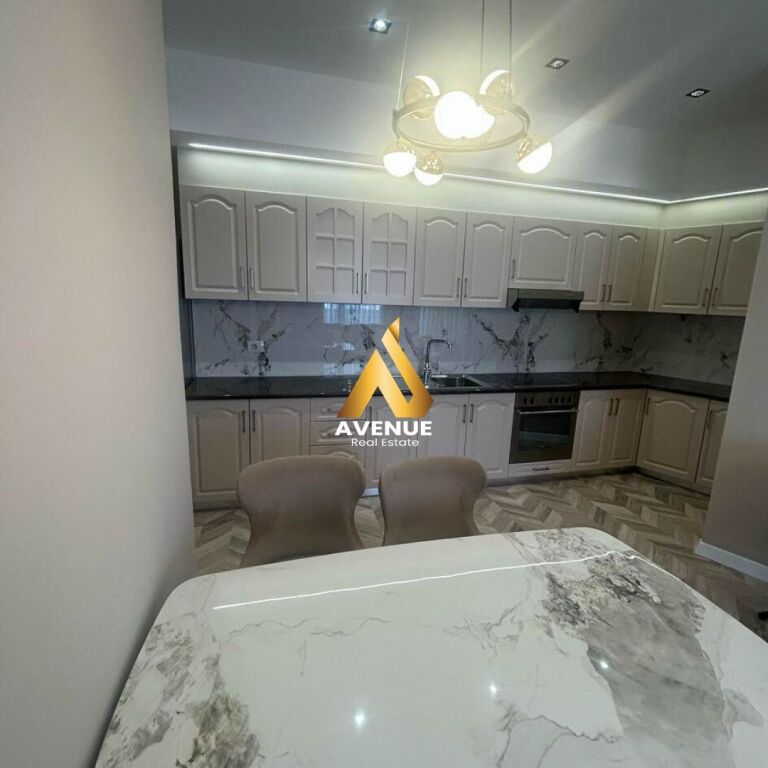 ✨ SHITET APARTAMENT LUKSOZ 2+1+2 – PRANË Sheshi Skënderbej, NË Tiranë