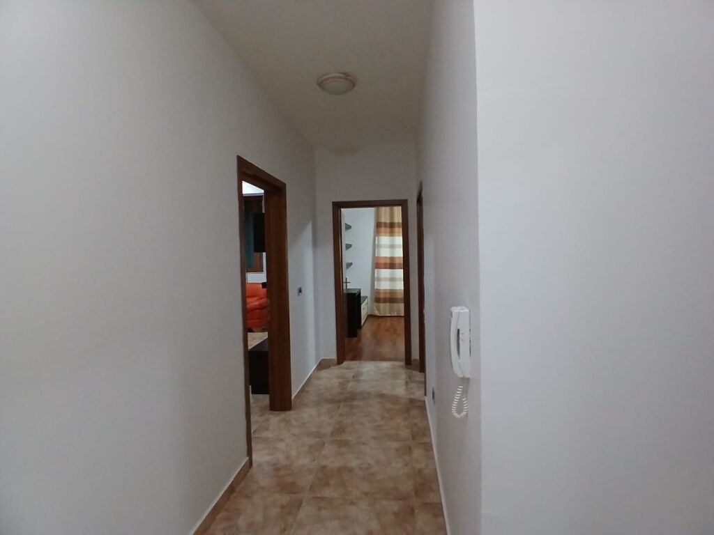 Jepet me qira 2+1 Rr.Kavajes 500 mije leke