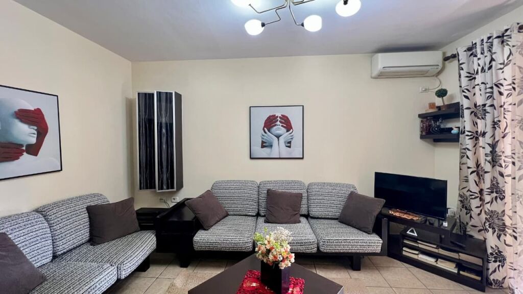 In Affitto: Appartamento 1+1 📍Brryl (Lato Boulevard) – 45.000 Lek – 60m² – 2° Piano || Accesso Rapido ai Punti Principali di Tirana 🚀