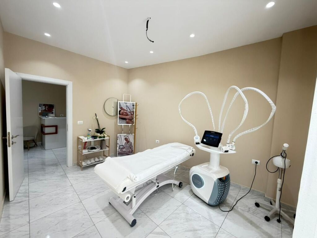 Zyre Me Qera TeK Komuna e Parisit ( ID BZ2837 ) Tirane