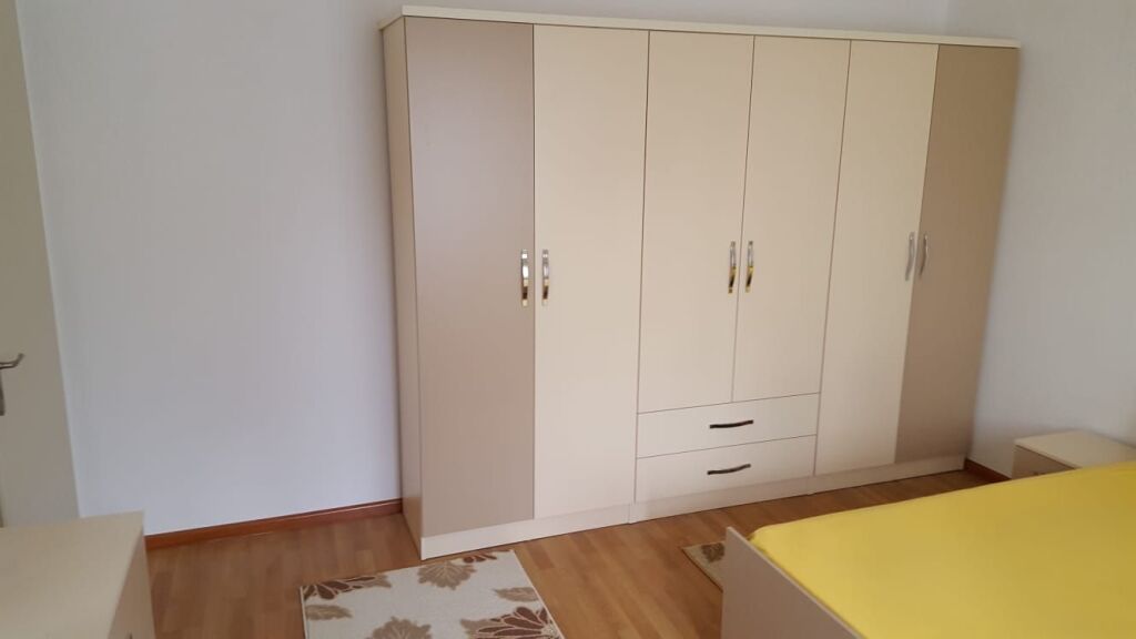 Jepet Apartament 2+1 me Qira në Fresk !