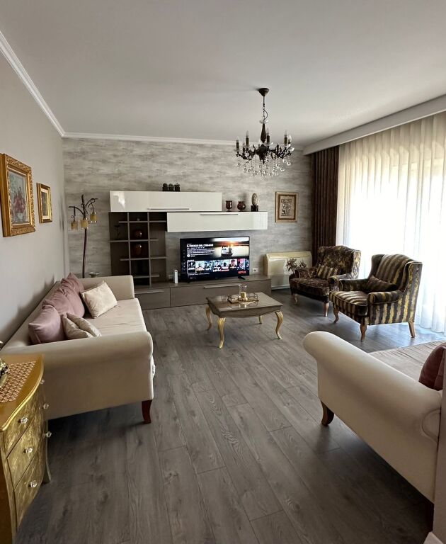Apartament 2+1 me qera tek Kinema 17 Nentori prane Rruges se Barrikadave