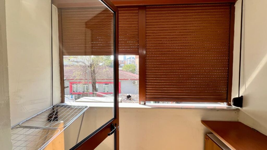 In Affitto: Appartamento 1+1 📍Brryl (Lato Boulevard) – 45.000 Lek – 60m² – 2° Piano || Accesso Rapido ai Punti Principali di Tirana 🚀