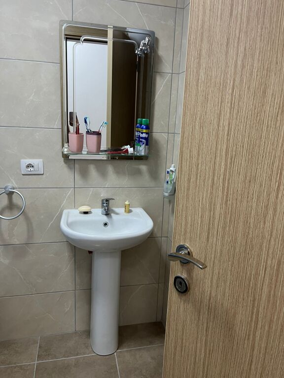 🏢Ne fund te Rruges se 5 Majit,jepet me qera apartament,3+1+2,i mobiluar. 700Euro