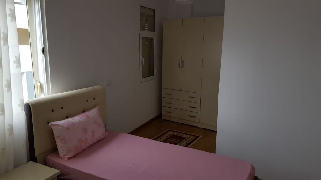 Jepet Apartament 2+1 me Qira në Fresk !