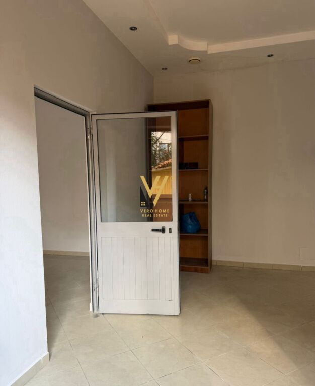 BUSINESS PREMISES 40 M2 FOR RENT AT THE PROSECUTOR'S OFFICE 39,000 LEKE