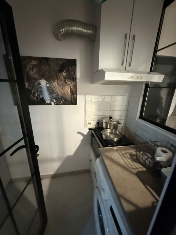 Studio apartment for rent in the center 43,000 lek for four months (temporarily)