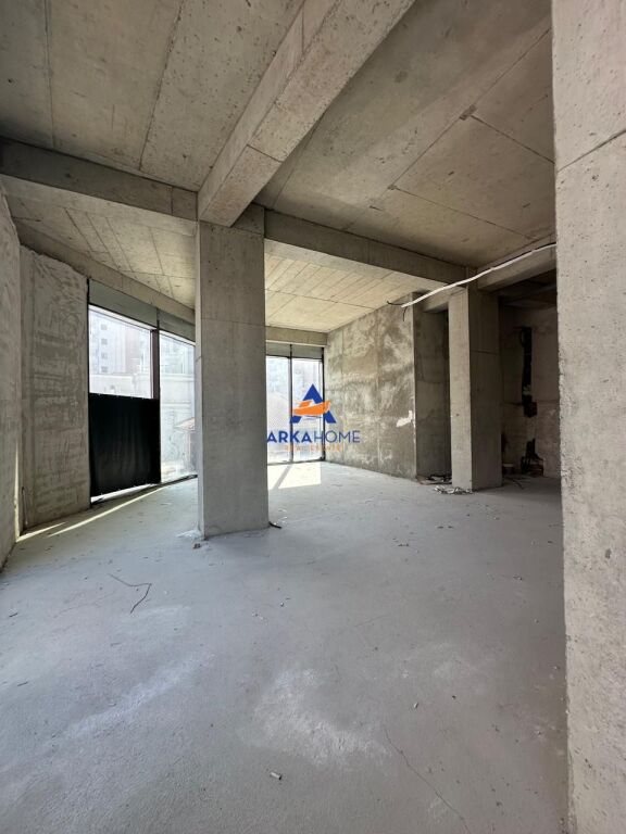 BUSINESS PREMISES FOR RENT 160M2 "RRUGA E BARRIKADAVE"230,000 LEKE