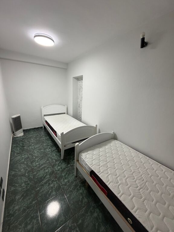 2+1,i mobiluar te rruge e durresit,600 euro