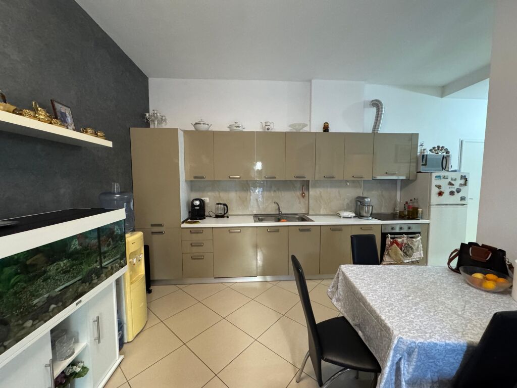 Shitet Apartament 2+1