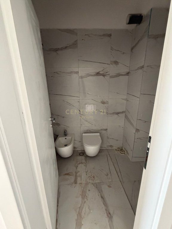 JAPIM APARTAMENT 3+1 ME POST PARKIMI ME QIRA TEK MINE PEZA