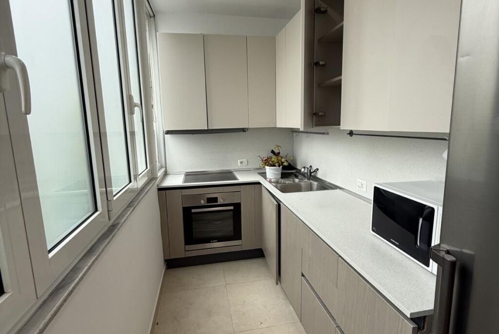 Ne Qender, Jepet Me Qira Apartament Ideal për Banim ose Zyra!