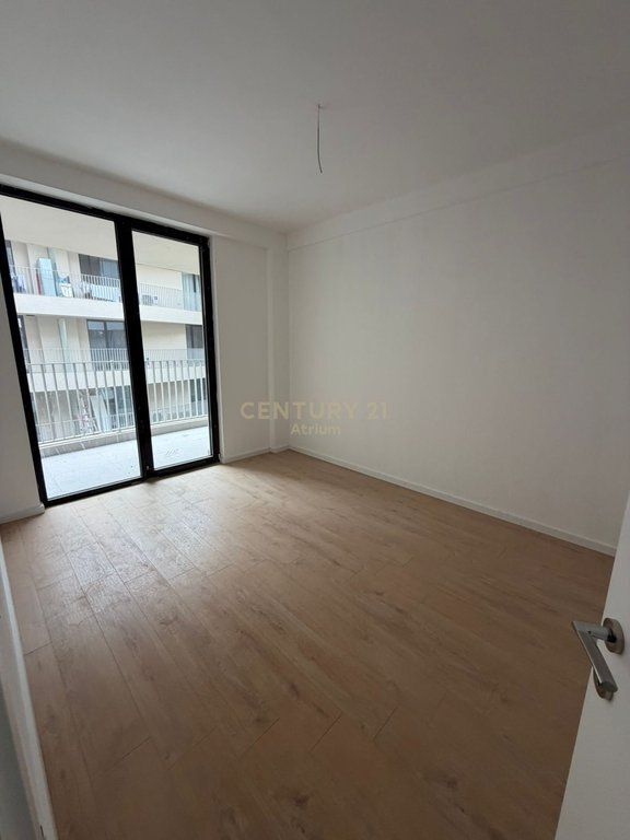 JAPIM APARTAMENT 3+1 ME POST PARKIMI ME QIRA TEK MINE PEZA