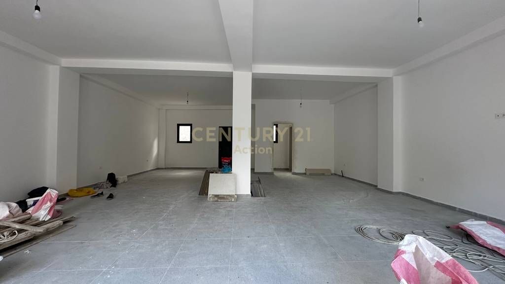 Vendesi commerciale in vendita vicino all'Hotel “Mondial”.