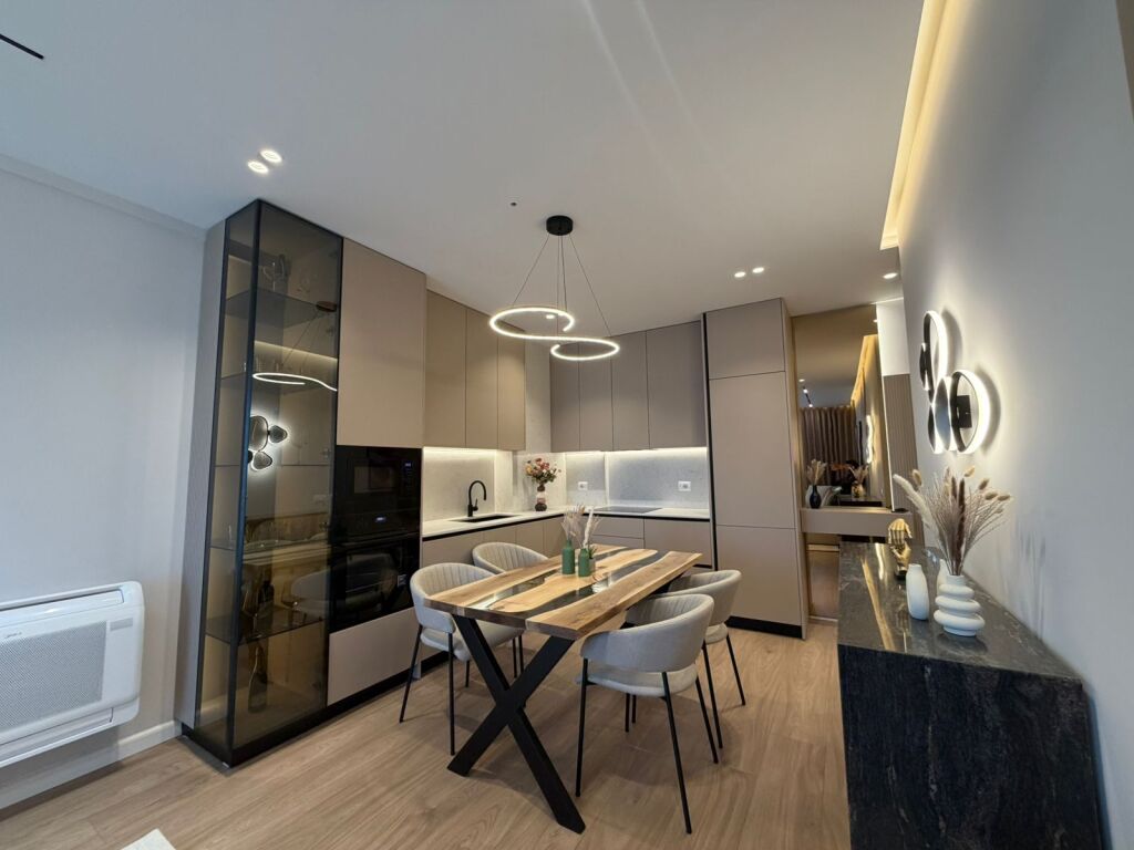 *Jepet  2+1+2+post parkimi tek Mine Peza*