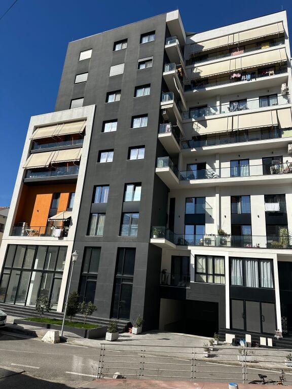 Apartmament 2+1+ parkim me qira perballe me kontaktin