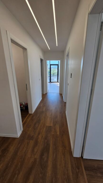 Ambient zyre me parkim per qira te Lake View, administrim i perfshire