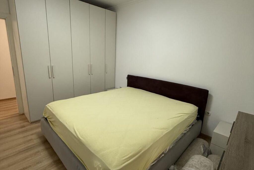 Ne Qender, Jepet Me Qira Apartament Ideal për Banim ose Zyra!