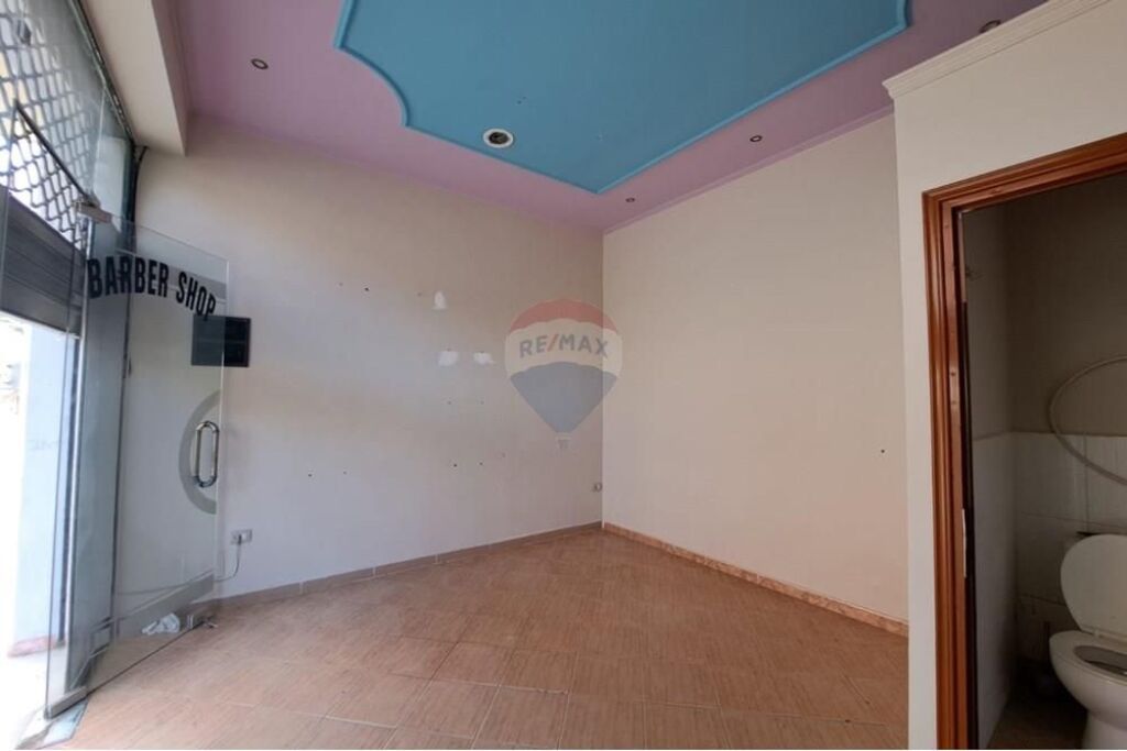 Dyqan në Shitje Pranë Bashkisë Vlorë, me Fasadë nga Sheshi Kryesor