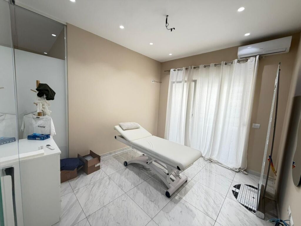 Zyre Me Qera TeK Komuna e Parisit ( ID BZ2837 ) Tirane