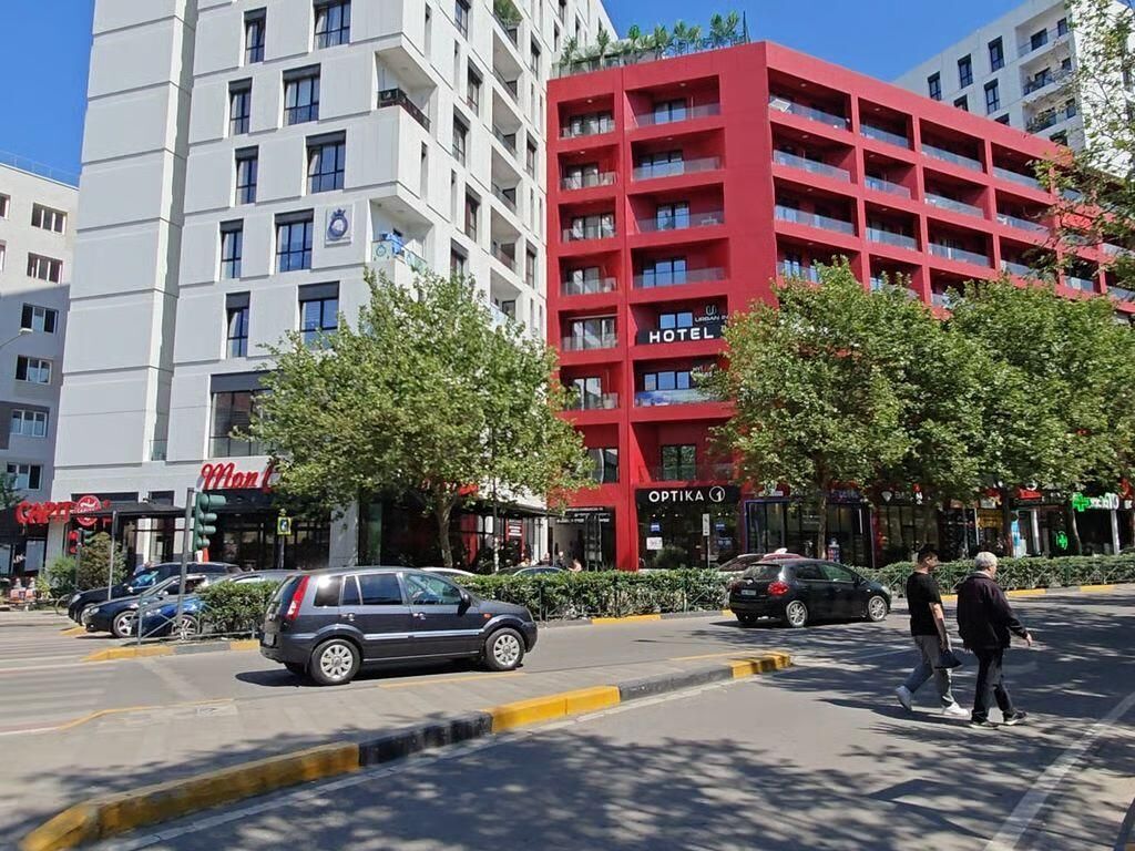 Zyrë / Ambient Biznesi me Qira – Farmacia 10, Tiranë